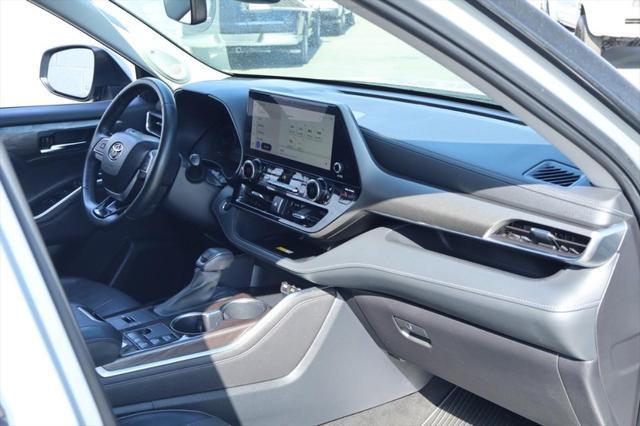 Photo of 2023 Celestial Silver Metallic Toyota Highlander Hybrid
