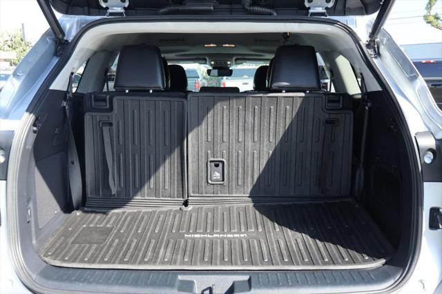 Photo of 2023 Celestial Silver Metallic Toyota Highlander Hybrid