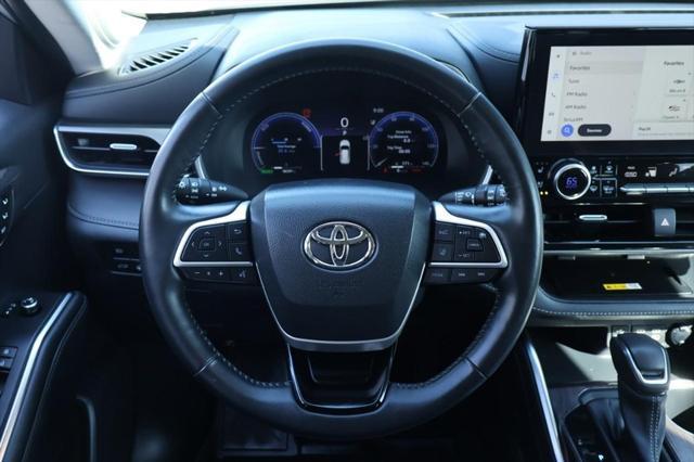 Photo of 2023 Celestial Silver Metallic Toyota Highlander Hybrid