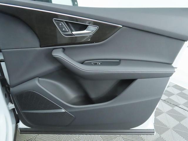 Photo of 2025 Glacier White Metallic Audi Q7