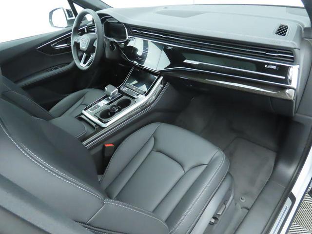 Photo of 2025 Glacier White Metallic Audi Q7