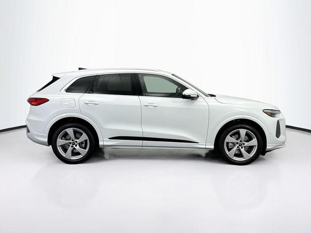 Photo of 2025 Glacier White Metallic Audi Q5