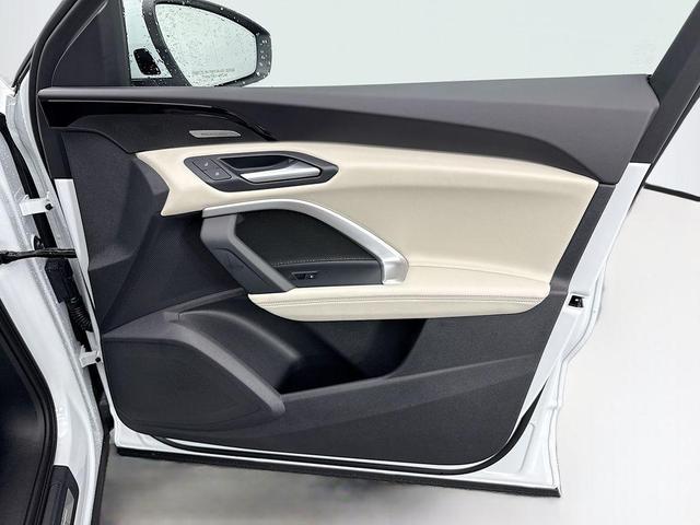 Photo of 2025 Glacier White Metallic Audi Q5