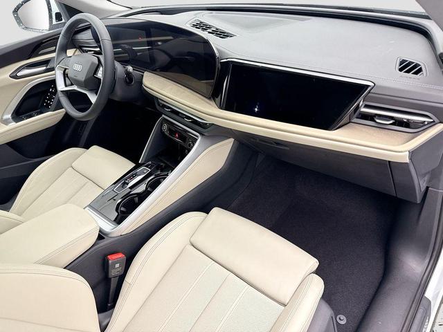 Photo of 2025 Glacier White Metallic Audi Q5
