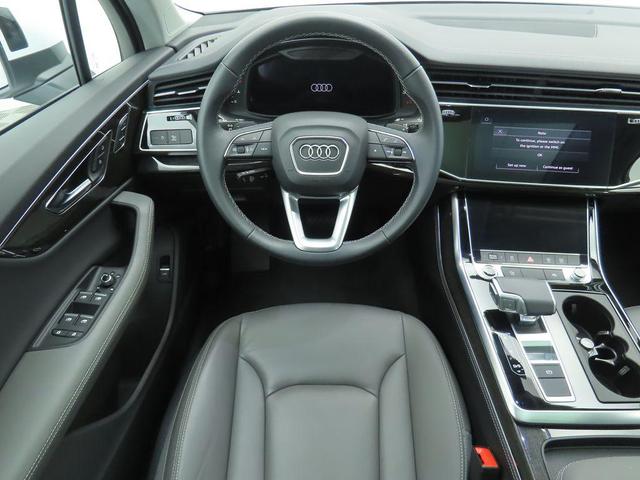 Photo of 2025 Glacier White Audi Q7