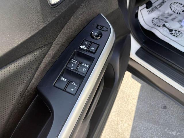 Photo of 2016 White Diamond Pearl Honda CR-V