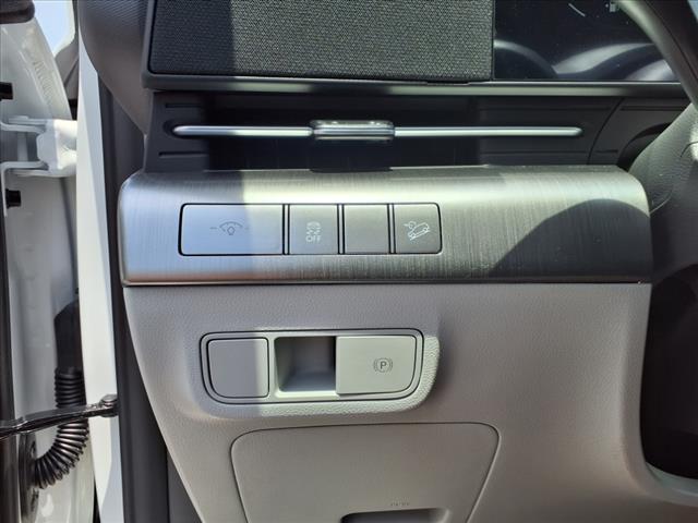 Photo of 2025 Atlas White Hyundai KONA