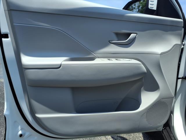 Photo of 2025 Atlas White Hyundai KONA