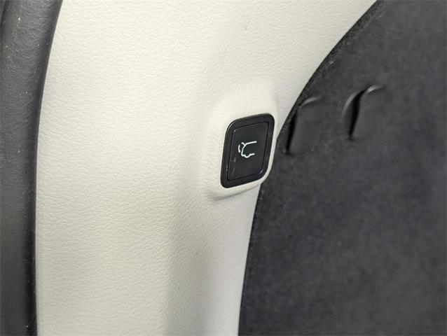 Photo of 2020 Bright White Clearcoat Jeep Cherokee