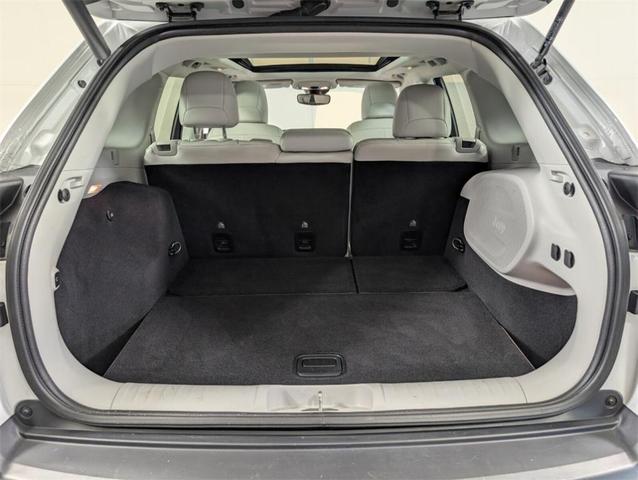 Photo of 2020 Bright White Clearcoat Jeep Cherokee