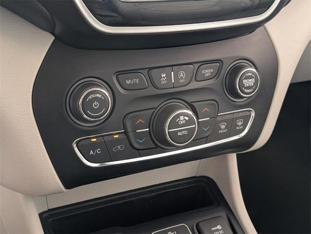 Photo of 2020 Bright White Clearcoat Jeep Cherokee