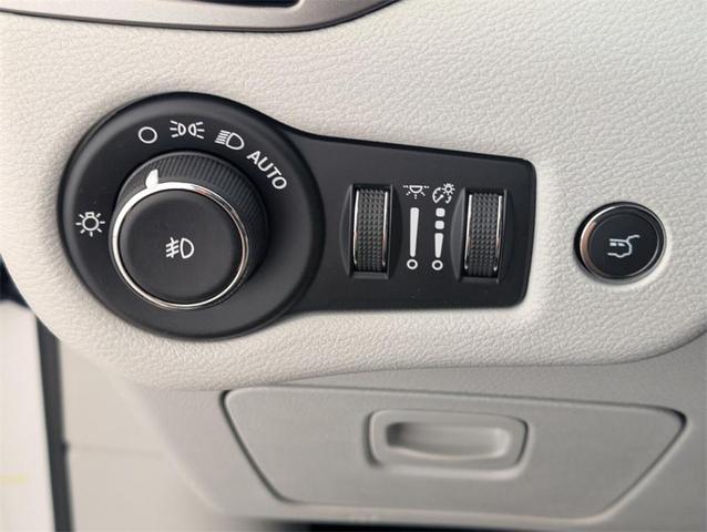 Photo of 2020 Bright White Clearcoat Jeep Cherokee