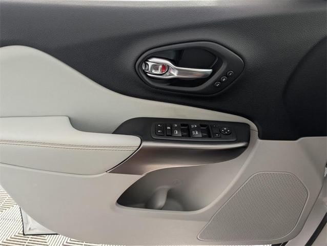 Photo of 2020 Bright White Clearcoat Jeep Cherokee