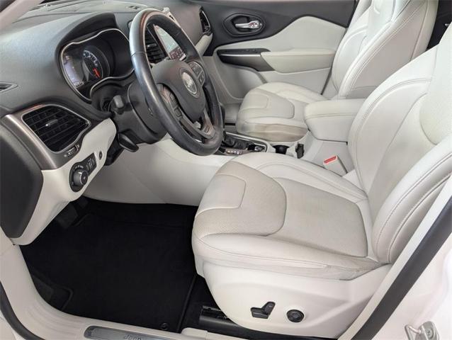 Photo of 2020 Bright White Clearcoat Jeep Cherokee