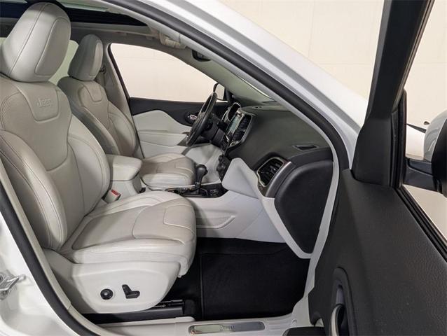 Photo of 2020 Bright White Clearcoat Jeep Cherokee