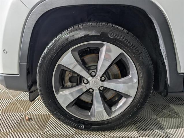 Photo of 2020 Bright White Clearcoat Jeep Cherokee