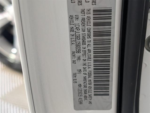 Photo of 2020 Bright White Clearcoat Jeep Cherokee