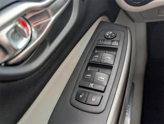 Photo of 2020 Bright White Clearcoat Jeep Cherokee