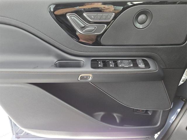 Photo of 2025 Whisper White Lincoln Aviator