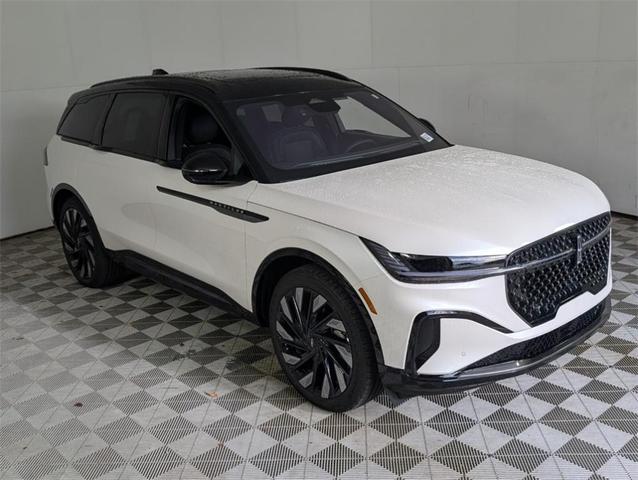 Photo of 2025 White Lincoln Nautilus