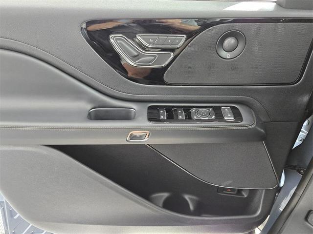 Photo of 2025 Whisper White Lincoln Aviator