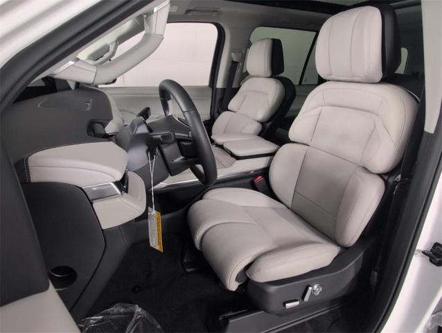 Photo of 2025 Pristine White Lincoln Navigator