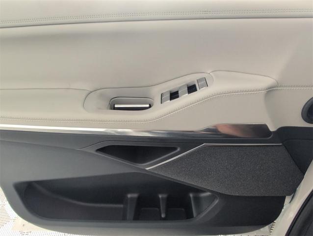 Photo of 2025 Pristine White Lincoln Navigator