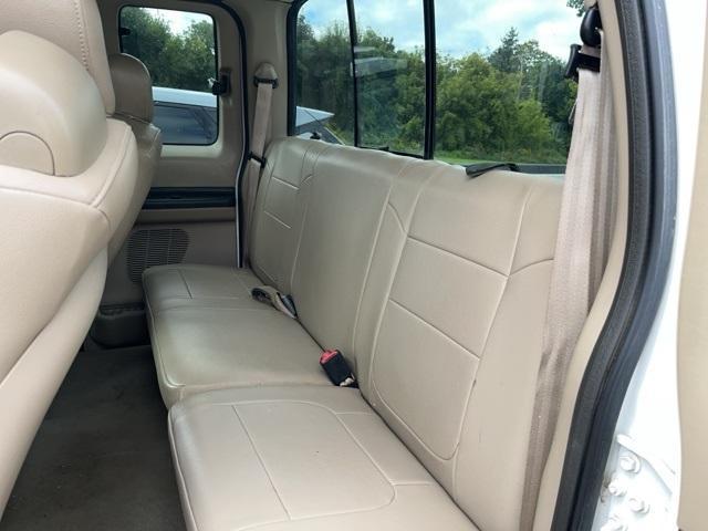 Photo of 2005 Oxford White Clearcoat Ford F-250