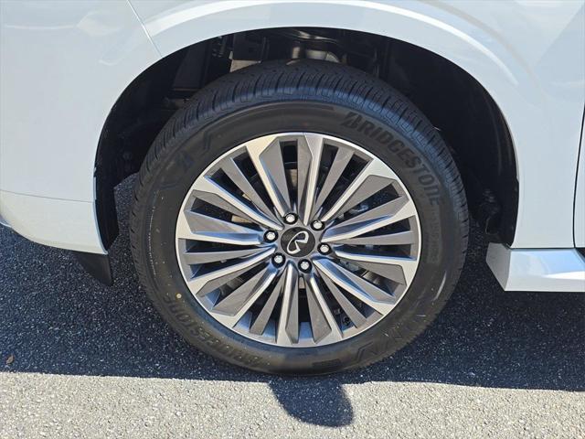 Photo of 2025 White INFINITI QX80