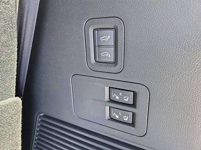 Photo of 2025 White INFINITI QX80