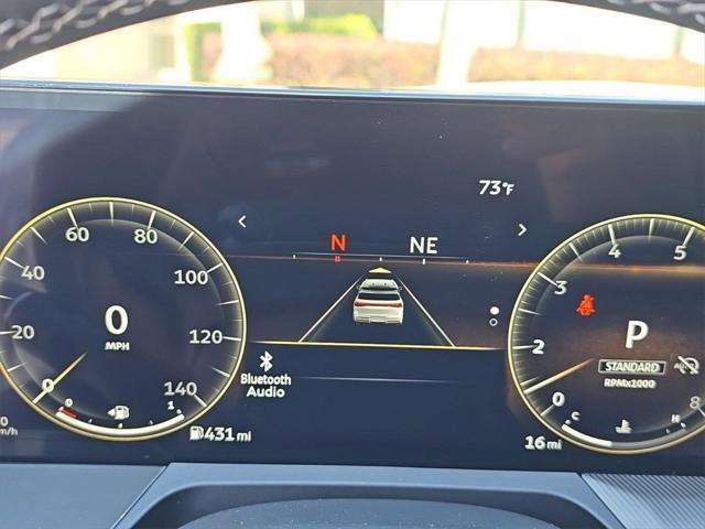 Photo of 2025 White INFINITI QX80