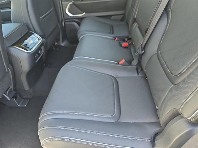 Photo of 2025 White INFINITI QX80
