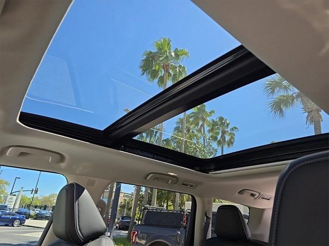 Photo of 2025 White INFINITI QX80