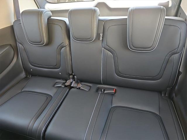 Photo of 2025 White INFINITI QX80