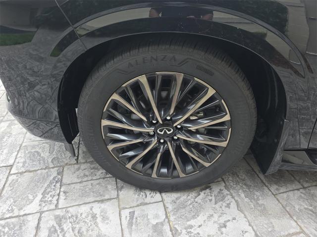 Photo of 2025 Mineral Black/Graphite Shadow INFINITI QX80