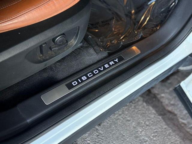 Photo of 2015 Whtie Land Rover Discovery Sport