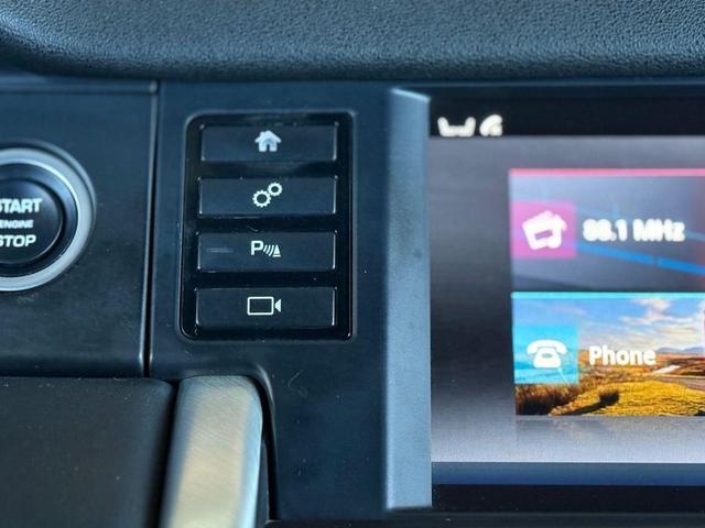 Photo of 2015 Whtie Land Rover Discovery Sport