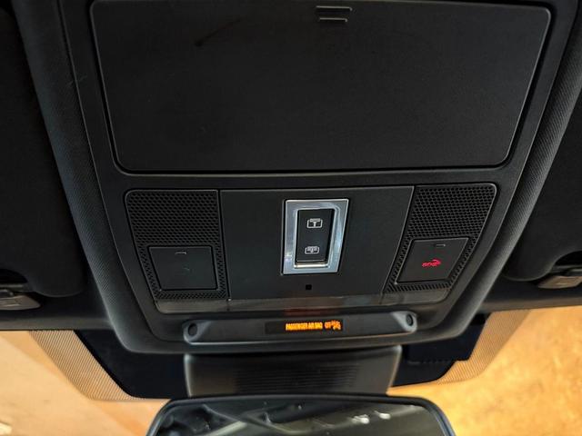 Photo of 2015 Whtie Land Rover Discovery Sport
