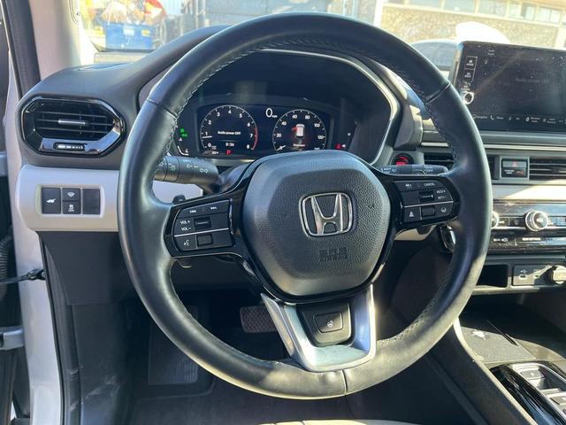Photo of 2023 Gray Honda Pilot