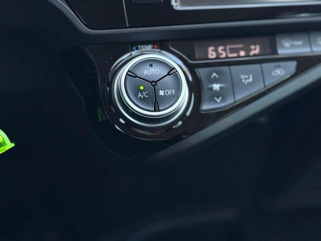 Photo of 2015 Super White Toyota Prius c