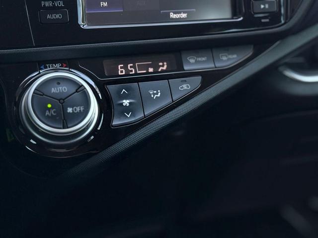 Photo of 2015 Super White Toyota Prius c