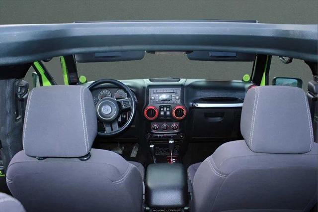 Photo of 2013 Gecko Pearl Jeep Wrangler