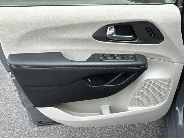 Photo of 2023 Ceramic Gray Clearcoat Chrysler Pacifica Hybrid