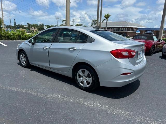 Photo of 2017 Silver Ice Metallic Chevrolet Cruze
