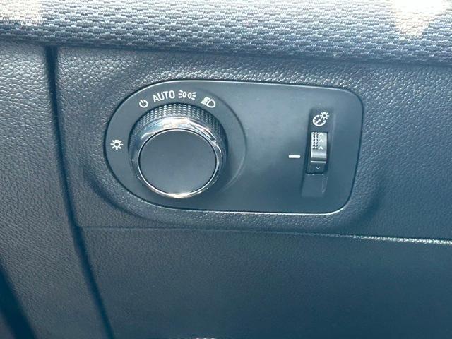 Photo of 2017 Silver Ice Metallic Chevrolet Cruze