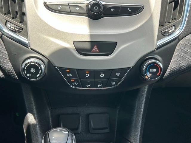 Photo of 2017 Silver Ice Metallic Chevrolet Cruze