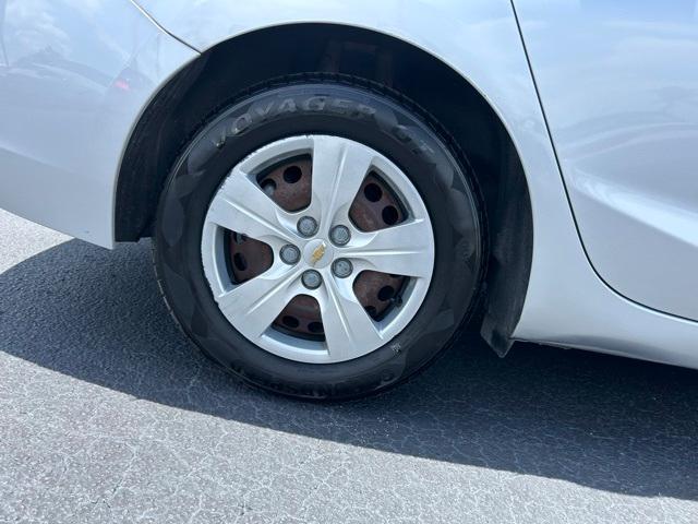 Photo of 2017 Silver Ice Metallic Chevrolet Cruze
