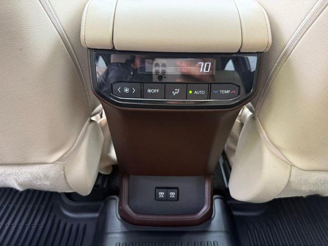 Photo of 2021 Blizzard Pearl Toyota Highlander