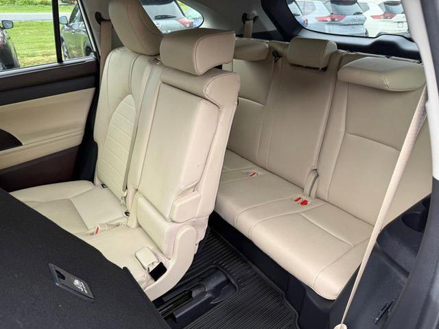 Photo of 2021 Blizzard Pearl Toyota Highlander