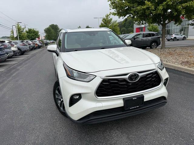 Photo of 2021 Blizzard Pearl Toyota Highlander
